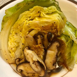 簡単副菜♫ストウブで春キャベツときのこのバター醤油